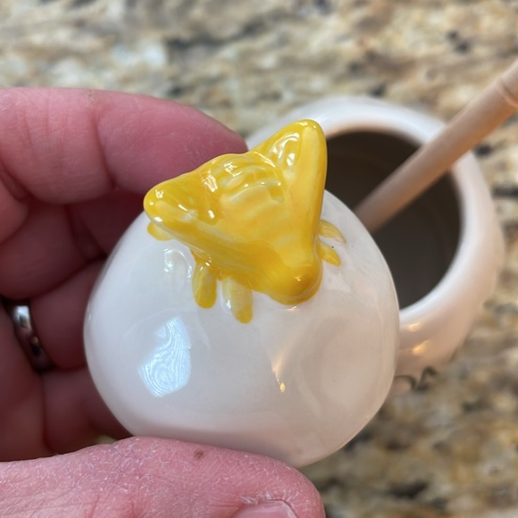 🌎 Rae Dunn HONEY Pot with Wooden Dipper Large Letter Yellow Bee on Lid - Picture 6 of 11